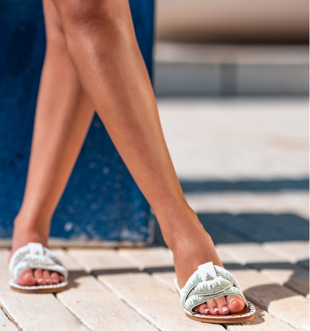 Sandálias com tiras cruzadas com contas cor branca . Sapatos rasos veganos Sandálias com tiras cruzadas com contas cor branca . Sapatos rasos veganos