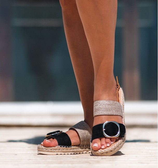 Sandals with a light platform in esparto grass and white rubber. Jute and textile straps on the instep. Golden buckle. Sandals with a light platform in esparto grass and white rubber. Jute and textile straps on the instep. Golden buckle.