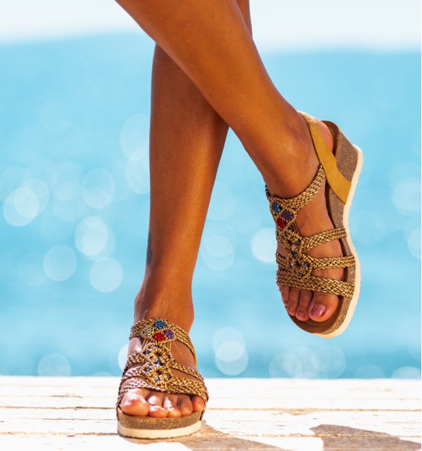 Sandalias de estilo hippie chic con plataforma de corcho y empeine de croché con adornos de piedras colores