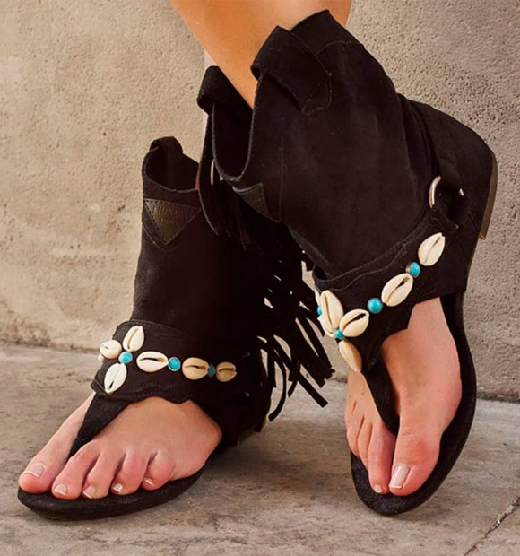 Botas sandalias negras con flecos y adornos. Sandalias bohemias de material textil