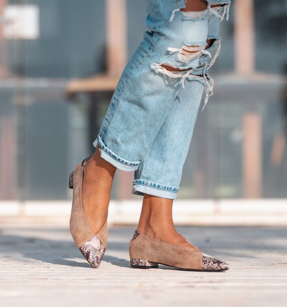 Low-heeled shoes in vegan suede in toasted colour. Snake print toe and heel. 2