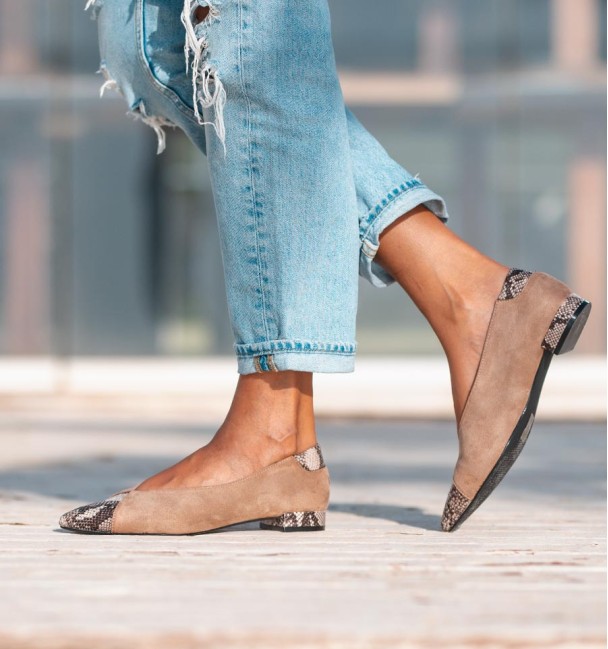 Low-heeled shoes in vegan suede in toasted colour. Snake print toe and heel.