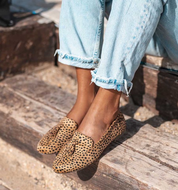 mocasines de mujer con tejido textil efecto leopardo y borlas. 2
