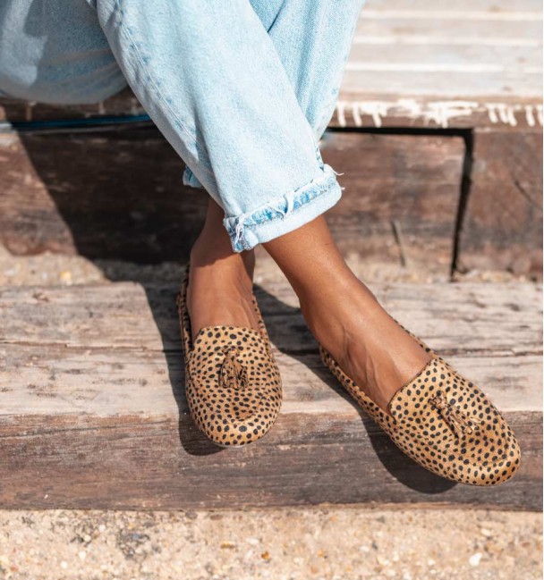 Mocassins para senhora, em material têxtil com efeito camurça e estampado de leopardo e borlas.