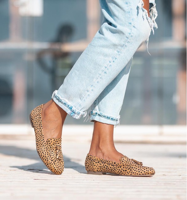 Mocassins para senhora, em material têxtil com efeito camurça e estampado de leopardo e borlas.