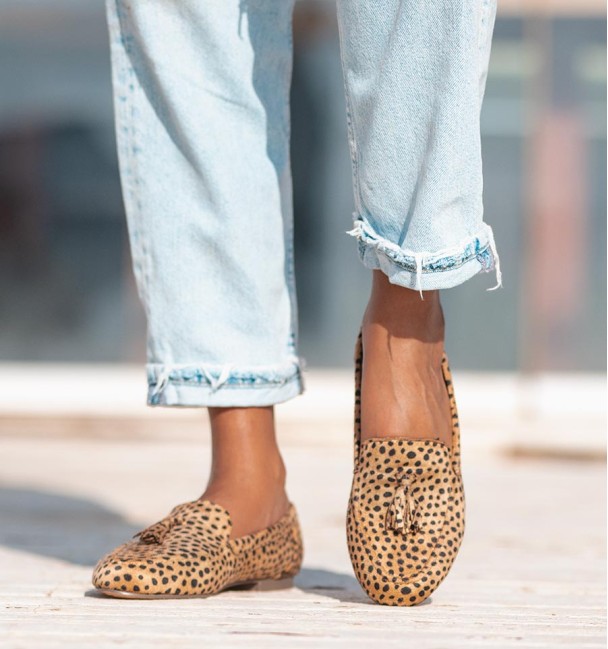 sapatos para mulher, em material têxtil com efeito camurça e estampado de leopardo e borlas.