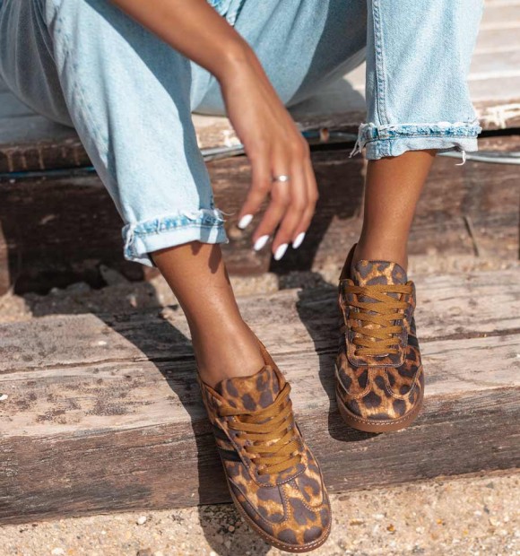 Women's trainers with leopard print, brown laces and two lateral black lines. Brown rubber sole 2