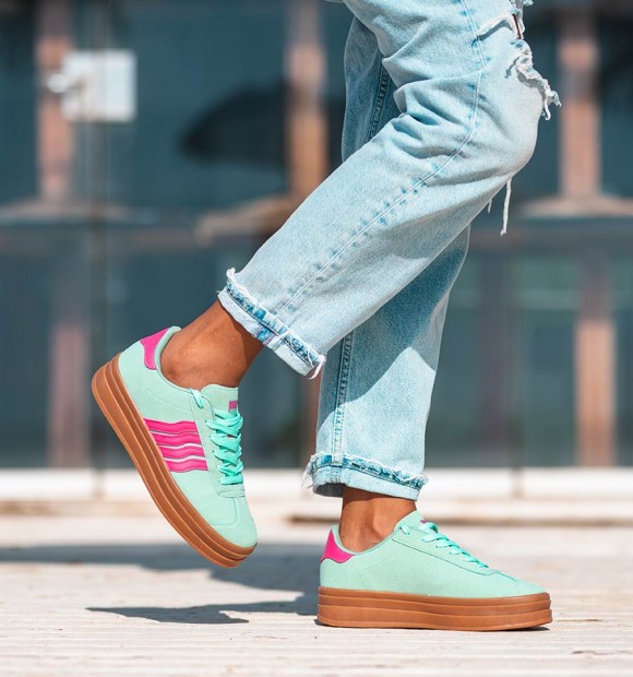 zapatillas deportivas de suela alta en goma marrón. Color turquesa y rayas fucsias. Veganas 2