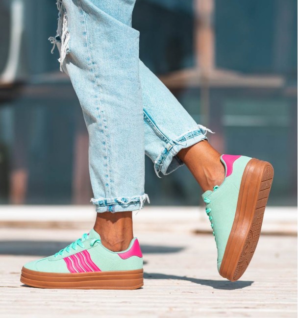 Sapatilhas de sola alta em borracha castanha. Riscas turquesa e fúcsia. Vegan