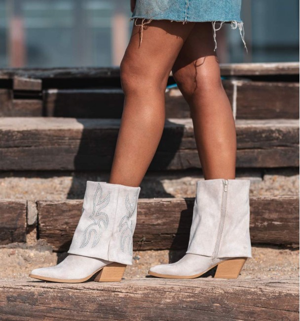 botas cowboy media caña beige con solapa adornada con strass y tacón cubano efecto madera clara