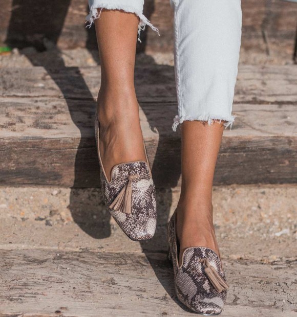 zapatos mocasines de tacón bajo y print de serpiente en tonos marrones. Animal free. 2