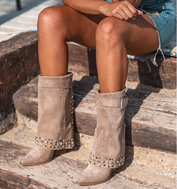 botas media caña de mujer, con solapa y tacón . Hebilla en parte superior, tachuelas y brillantes en parte trasera y bajo