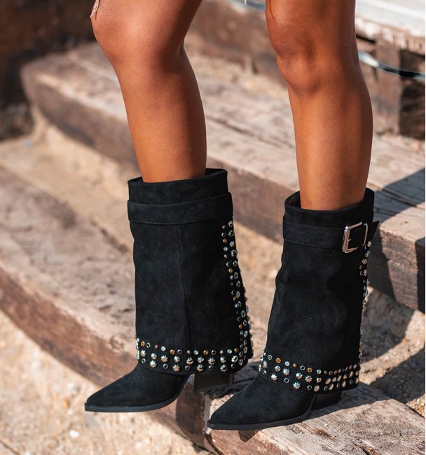 botas negras de mujer, con solapa y tacón . Hebilla en parte superior, tachuelas y brillantes en parte trasera y bajo