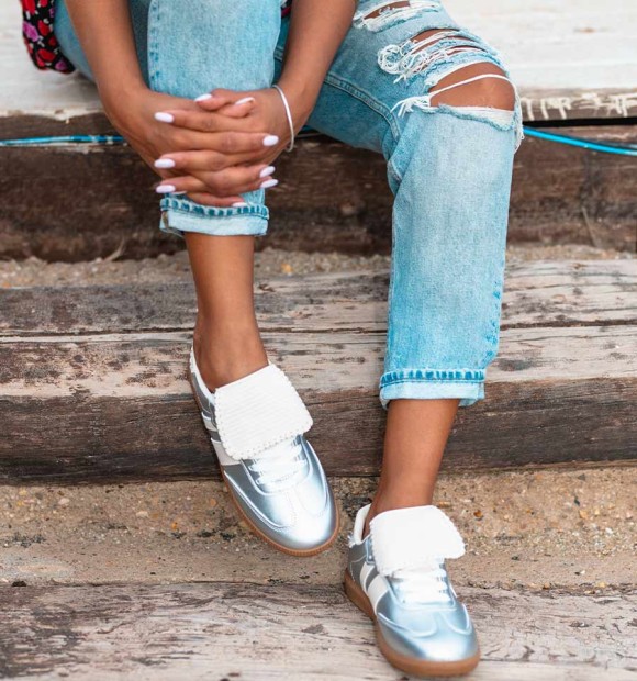 Zapatillas deportivas plateadas con lengüeta blanca y dos rayas blancas laterales. Zapatillas tendencia de mujer. Animal free