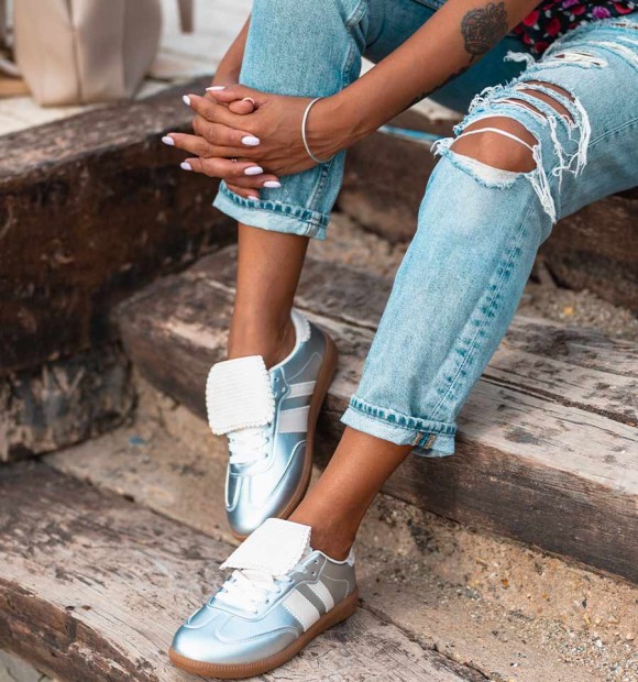 Zapatillas deportivas plateadas con lengüeta blanca y dos rayas blancas laterales. Zapatillas tendencia de mujer. Animal free 2