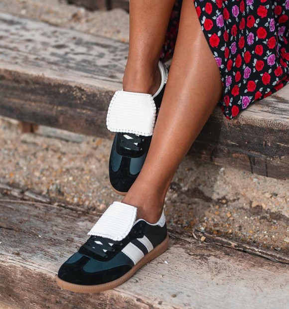 Zapatillas deportivas negras con lengüeta blanca y dos rayas blancas laterales. Zapatillas tendencia de mujer. Animal free 2