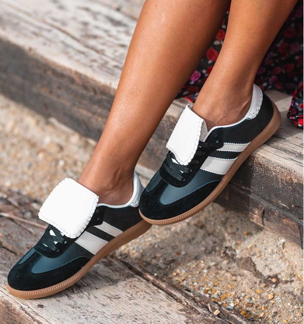 Zapatillas deportivas negras con lengüeta blanca y dos rayas blancas laterales. Zapatillas tendencia de mujer. Animal free