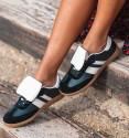 Zapatillas deportivas negras con lengüeta blanca y dos rayas blancas laterales. Zapatillas tendencia de mujer. Animal free