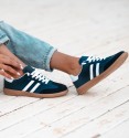 zapatillas deportivas azul marino con rayas blancas y cordones, suela goma. Sneakers tendencia