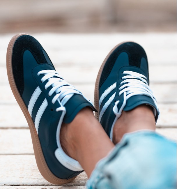 zapatillas deportivas azul marino con rayas blancas y cordones, suela goma. Sneakers tendencia