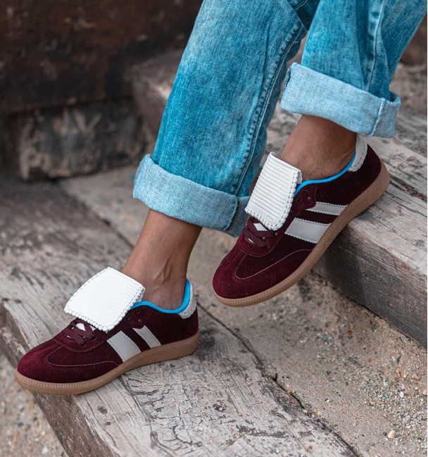 bordeaux trainers with white tongue and two lateral white stripes. Trendy women's trainers. Animal free