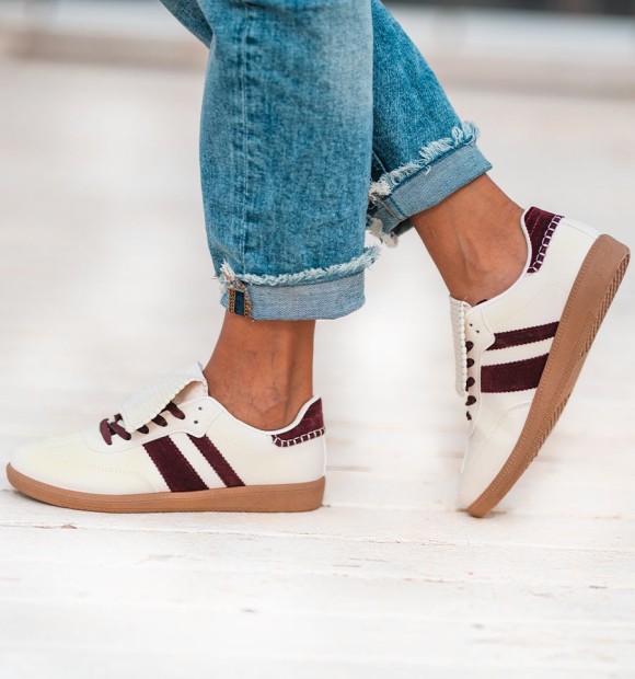 beige trainers with white tongue and two bordeaux lateral white stripes. Trendy women's trainers. Animal free
