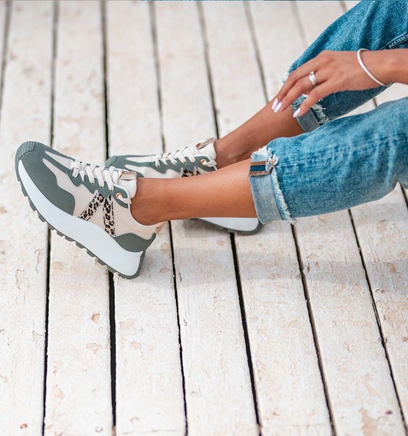 zapatillas deportivas suela alta  con colores combinados y print leopardo.