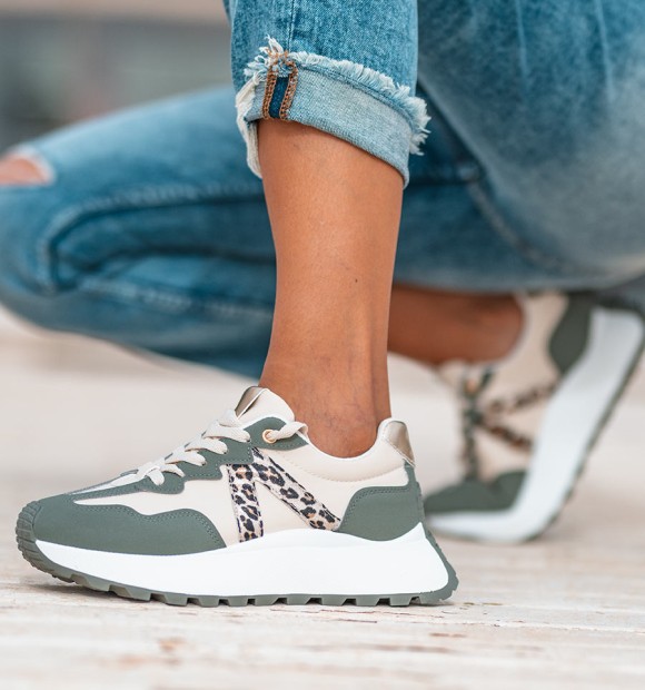 zapatillas deportivas suela alta  con colores combinados y print leopardo. 2