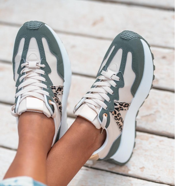 Sapatilhas de sola alta com cores combinadas e estampado de leopardo. Sapatilhas de sola alta com cores combinadas e estampado de leopardo.