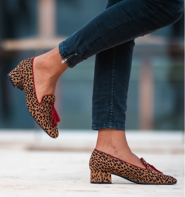 Sapatos de mocassim de salto baixo com estampado de leopardo e rebordo e borlas cor de vinho. Sem animais.