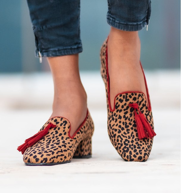 Sapatos de mocassim de salto baixo com estampado de leopardo e rebordo e borlas cor de vinho. Sem animais.