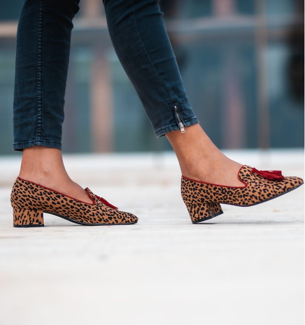 zapatos mocasines de tacón bajo y print leopardo y borde y borlas burdeos . Animal free.