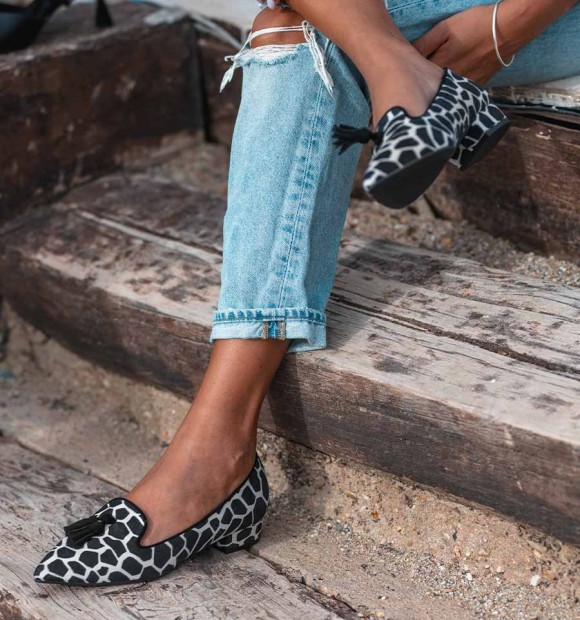 zapatos de tacón bajo y print blanco y negro mini vaca. Animal free.