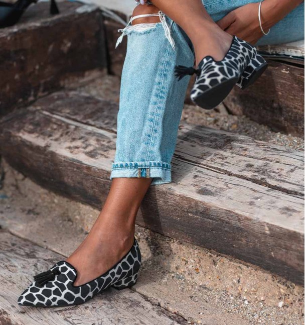 zapatos de tacón bajo y print blanco y negro mini vaca. Animal free.