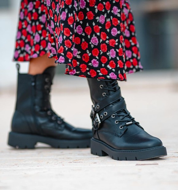 Botas pretas de motociclista para mulher. Botas de estilo militar com fivelas e atacadores, fecho interior. Couro vegan 2