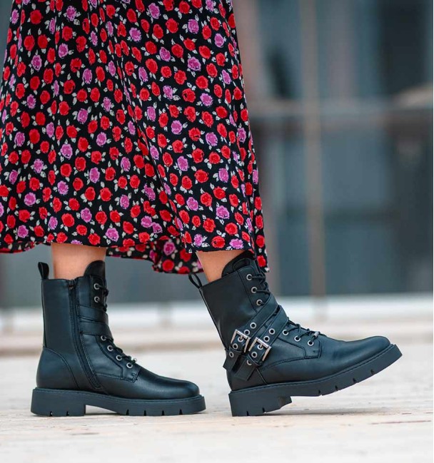 Botas pretas de motociclista para mulher. Botas de estilo militar com fivelas e atacadores, fecho interior. Couro vegan