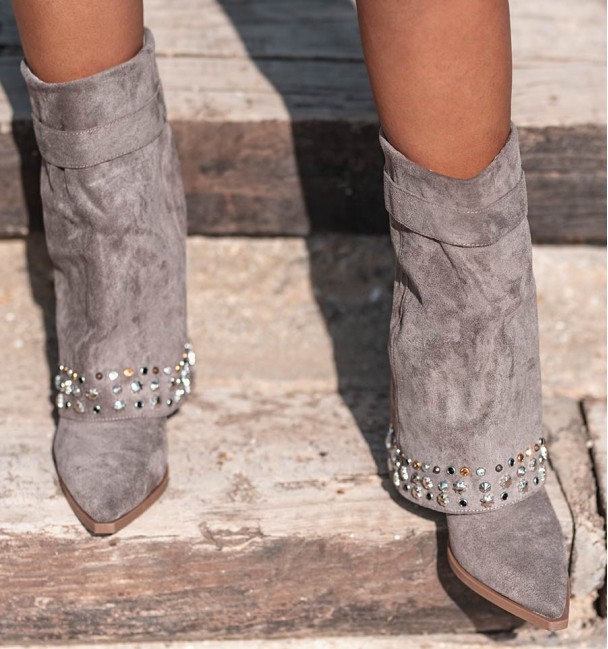 Botas caña alta con solapa y tachuelas