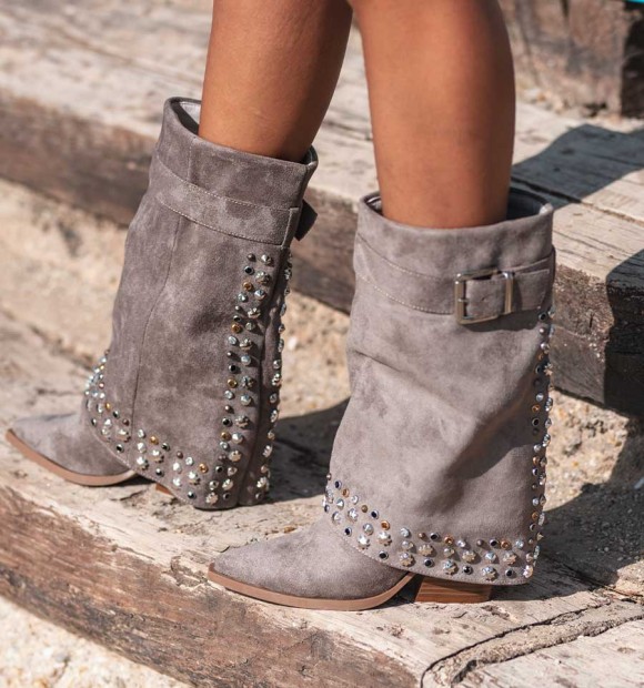 botas negras de mujer, con solapa y tacón . Hebilla en parte superior, tachuelas y brillantes en parte trasera y bajo