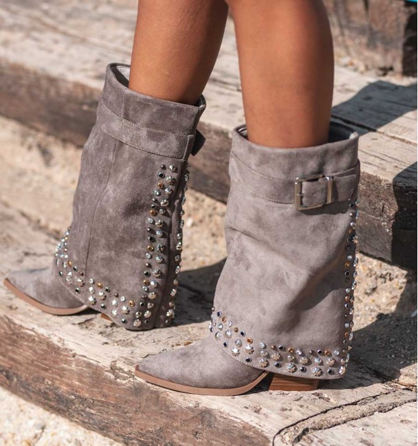 Botas de cano alto com tachas