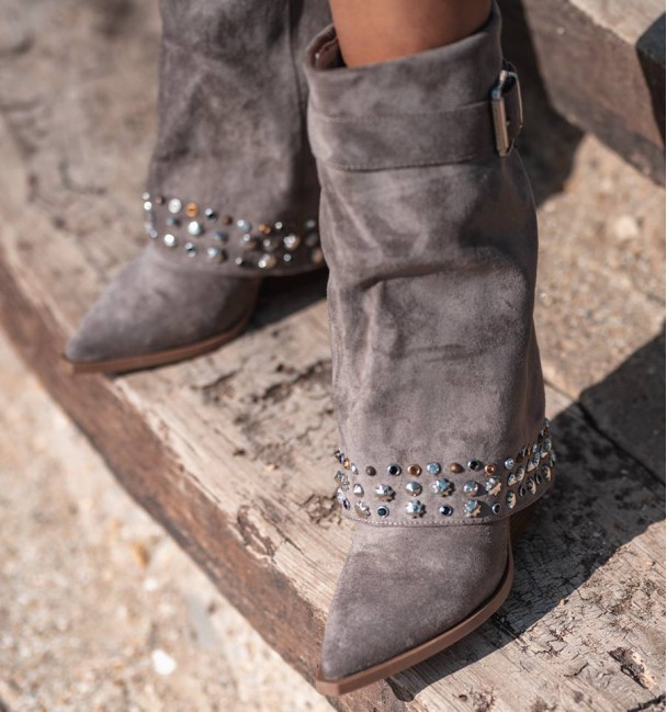 Botas de cano alto com tachas