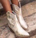Botas de cowboy para mulher em bege e dourado com salto de madeira e fecho de correr. Forro em pelo sintético.