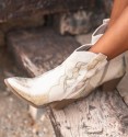Women's cowboy boots in beige and gold with wooden heel and zip. Synthetic fur lining.