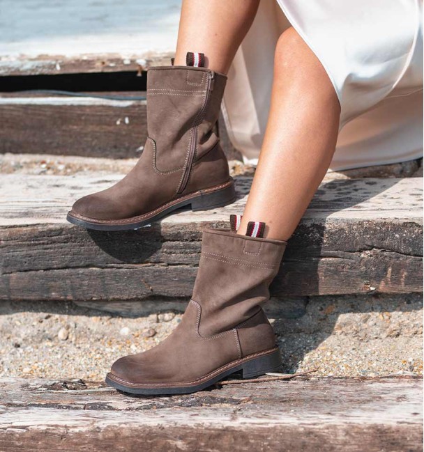 Botas camperas en color marrón con tiradores y puntera encerada, cremallera interior. Animal free