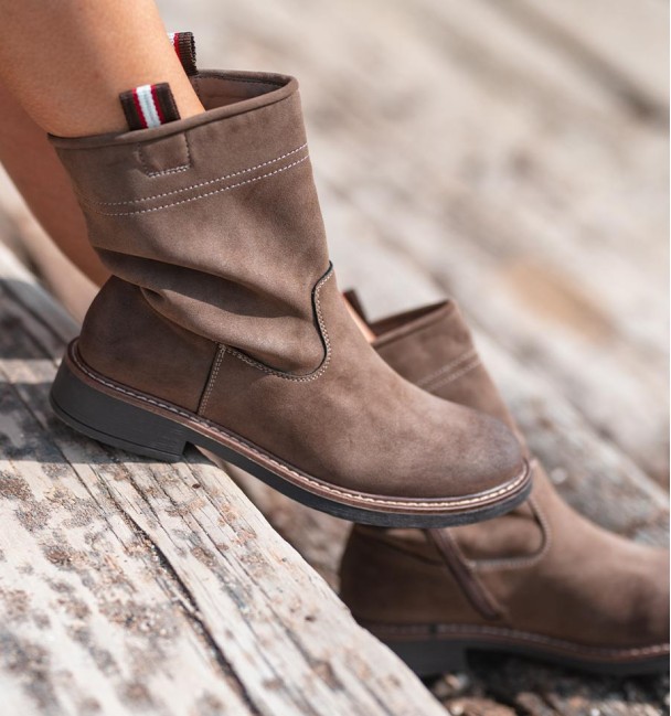 Botas camperas en color marrón con tiradores y puntera encerada, cremallera interior. Animal free
