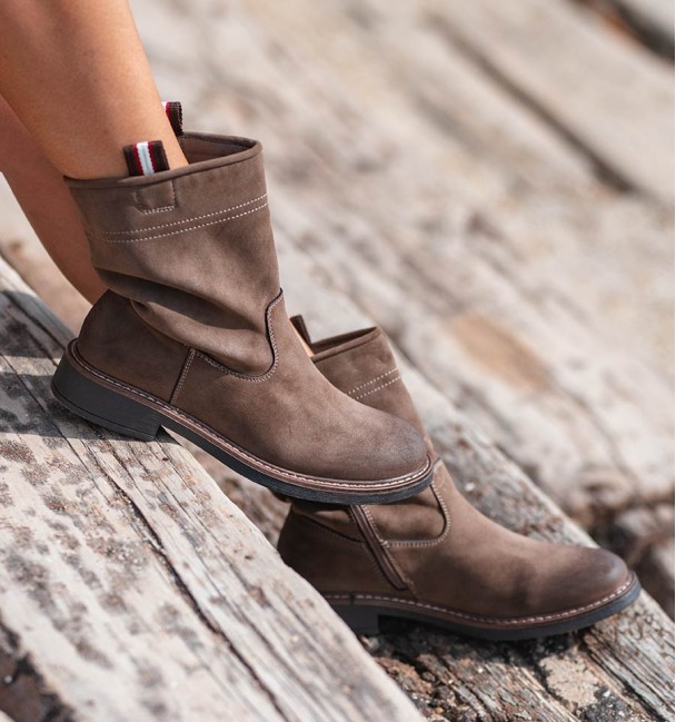 Botas de campismo castanhas com abas de puxar e biqueira encerada, fecho de correr interior. Sem animais