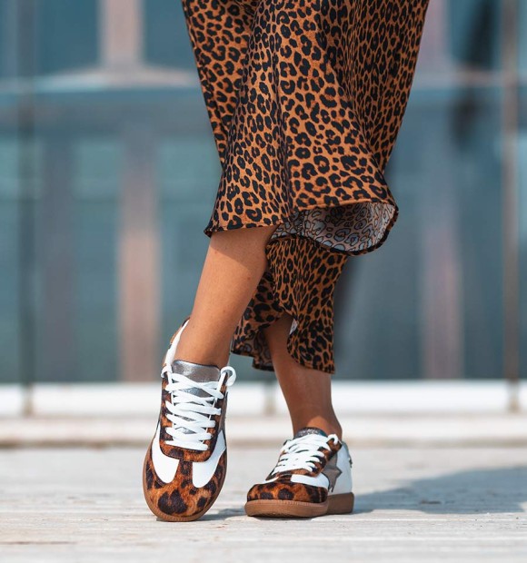 zapatillas deportivas blancas con leopardo y plateado. Cuerina vegana 2