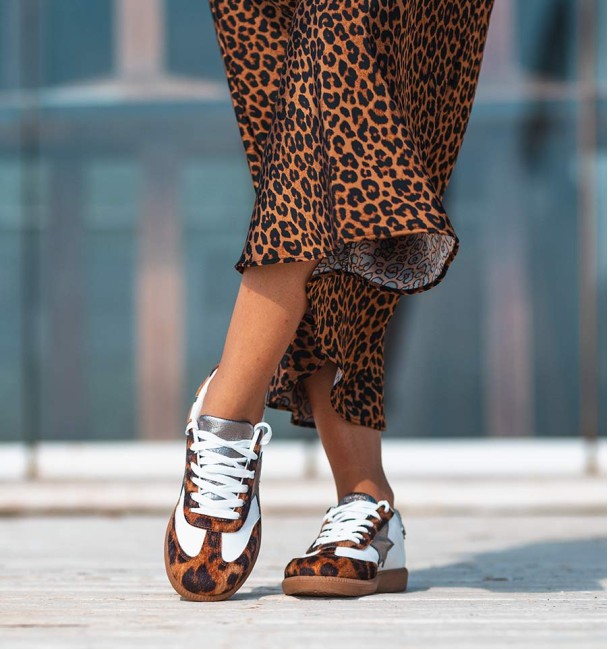 Ténis brancos com leopardo e prata. Pele vegan