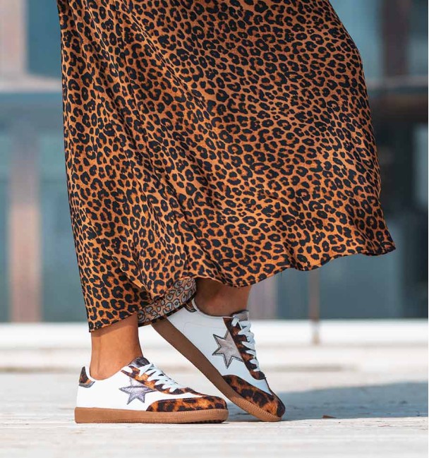 Ténis brancos com leopardo e prata. Pele vegan