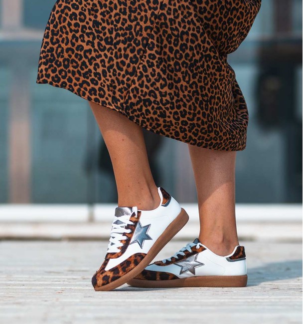 Ténis brancos com leopardo e prata. Pele vegan