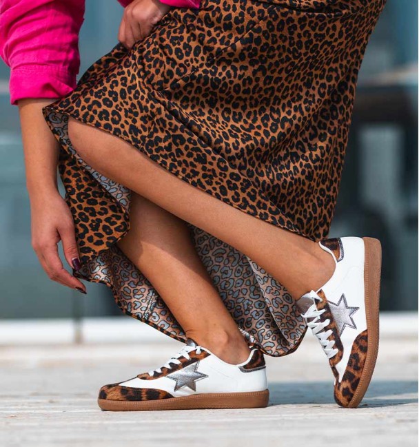 Ténis brancos com leopardo e prata. Pele vegan